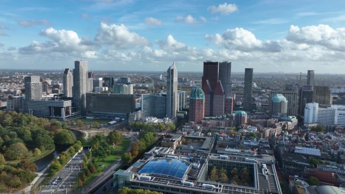 海牙城市天际线中心位于荷兰南部，是荷兰政府大使馆、最高法院和王室的所在地。无人机航拍图。