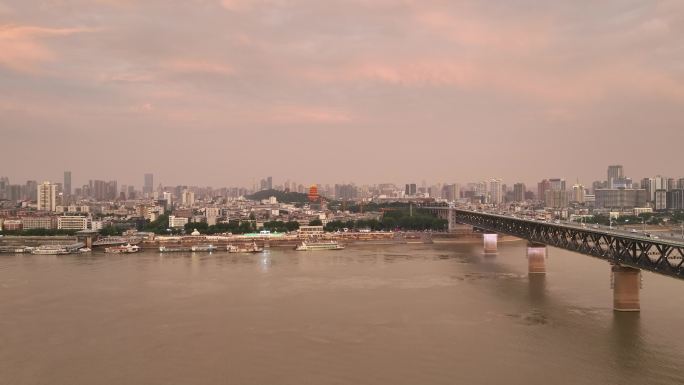 4K武汉长江大桥龟山夏季日落航拍原视频