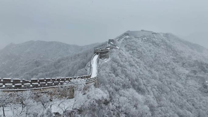 航拍慕田峪长城雪景