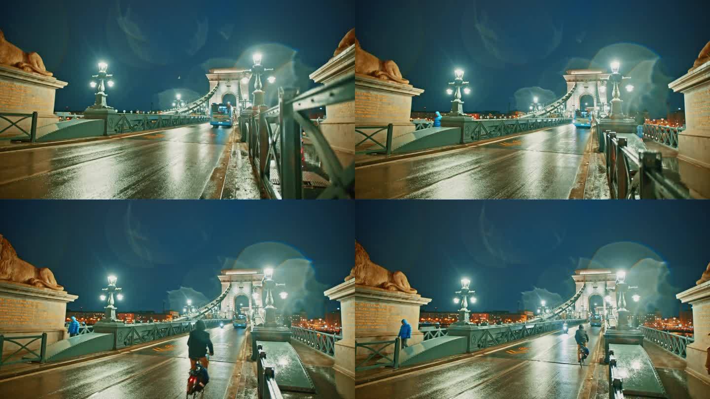 手持拍摄的车辆和人照亮sz<s:1> chenyi链桥黄昏在晴朗的蓝天在布达佩斯，匈牙利