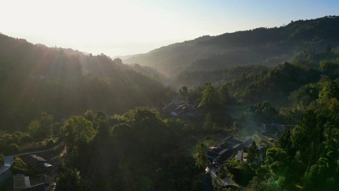 清晨大山里的村庄 森林里的村庄