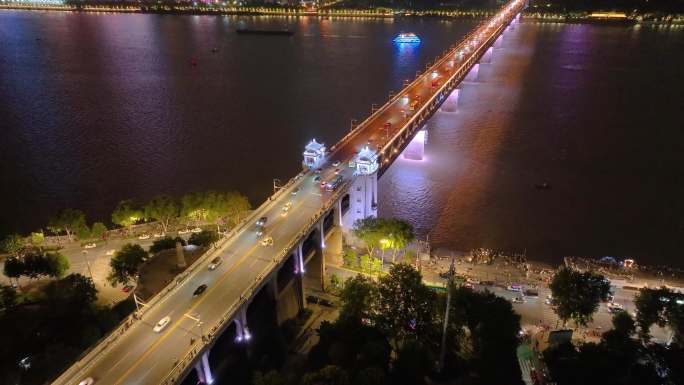 湖北黄鹤楼公园武汉长江大桥夜晚夜景航拍车