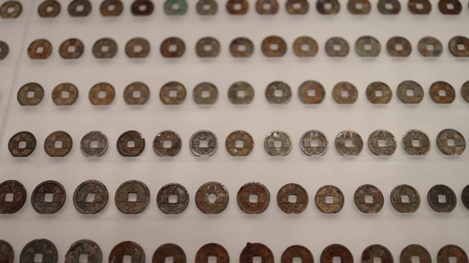 排列整齐的古代钱币铜钱