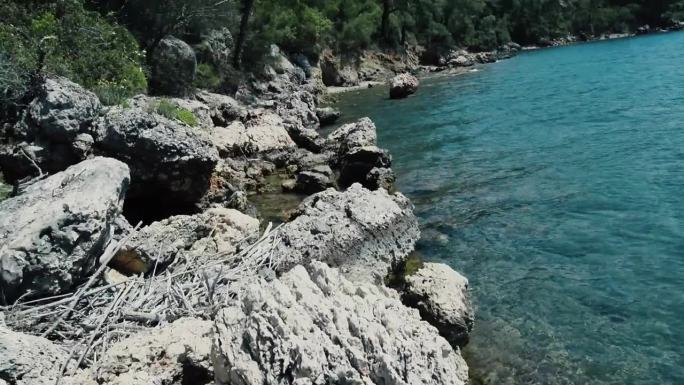 爱琴海的海岸覆盖着混乱的火山凝灰岩