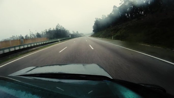 驾公路雨，驾交通