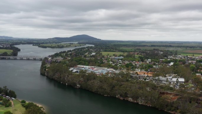 在一个暴风雨的日子里，在澳大利亚新南威尔士州南海岸的肖尔黑文河旁，Arial无人机向后拉出了更多的诺