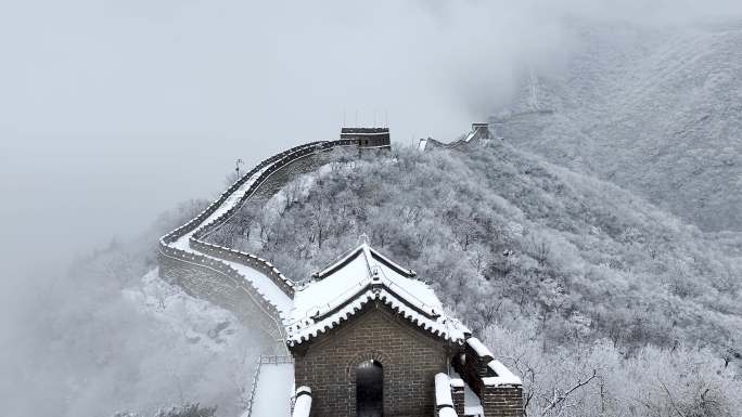 航拍慕田峪长城雪景