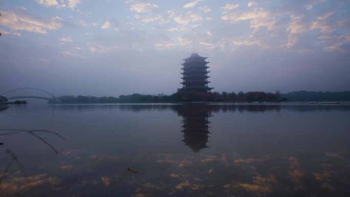 晨雾湖面烟雨楼阁