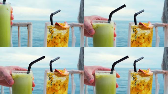 手摆鸡尾酒背景海，愉悦。享受，宁静的海边瞬间增添愉悦的清爽饮品。怡然自得的环境、元素、鸡尾酒的海洋，