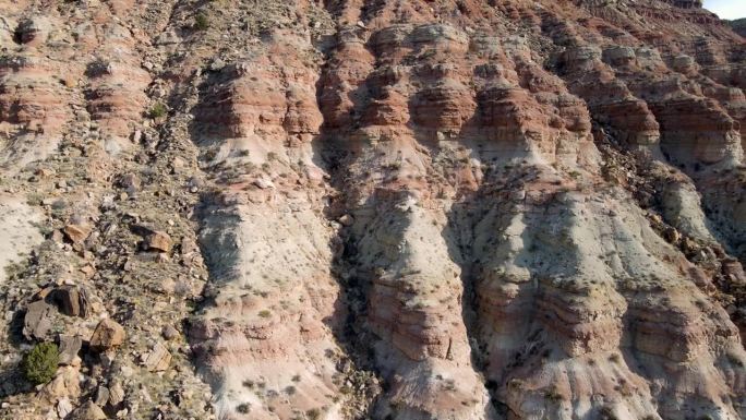 犹他州南部惊人岩层的航拍照片。
