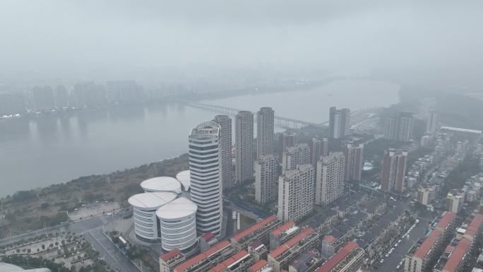 航拍阴雨天于都一江两岸