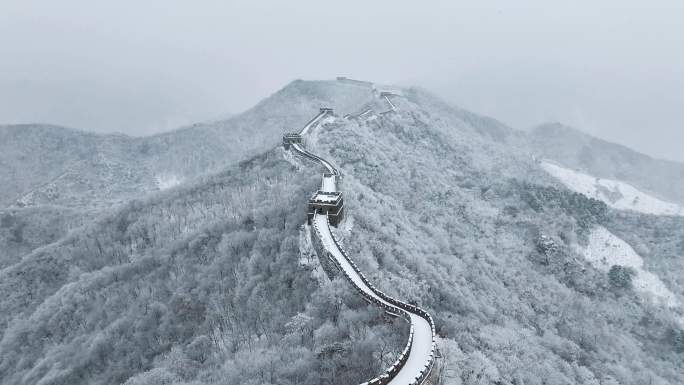 航拍慕田峪长城雪景