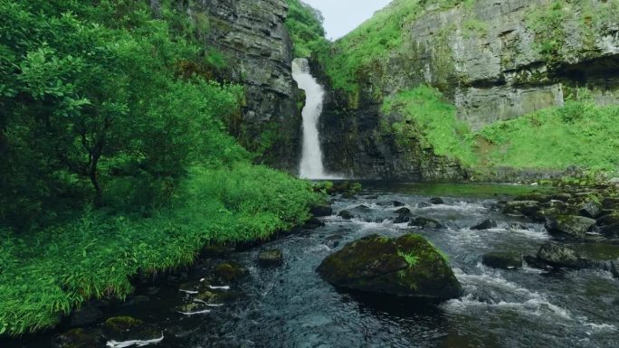 无人机拍摄的苏格兰斯凯岛利尔特瀑布