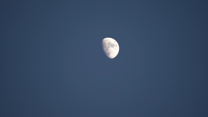 飞机掠过大月亮