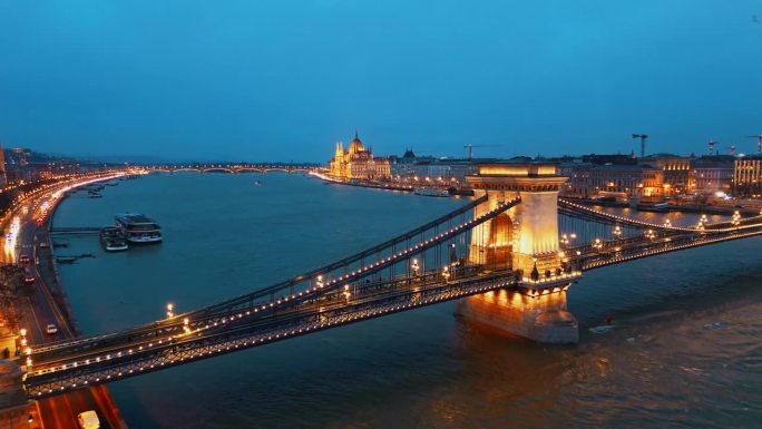 匈牙利布达佩斯多瑙河上被照亮的sz<s:1> chenyi链桥的慢动作无人机拍摄