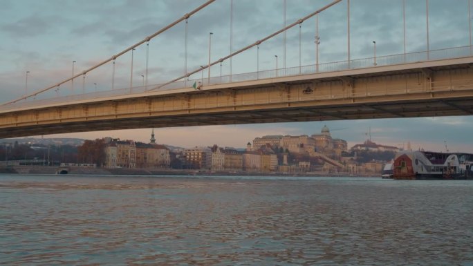 低角度手持拍摄的多瑙河上的伊丽莎白桥对天空在日落期间在布达佩斯，匈牙利
