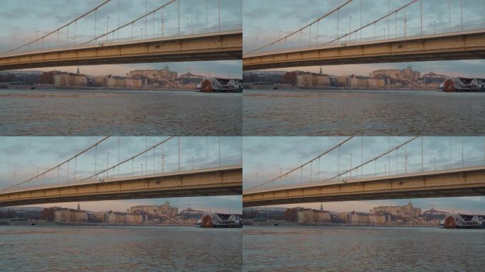 低角度手持拍摄的多瑙河上的伊丽莎白桥对天空在日落期间在布达佩斯，匈牙利