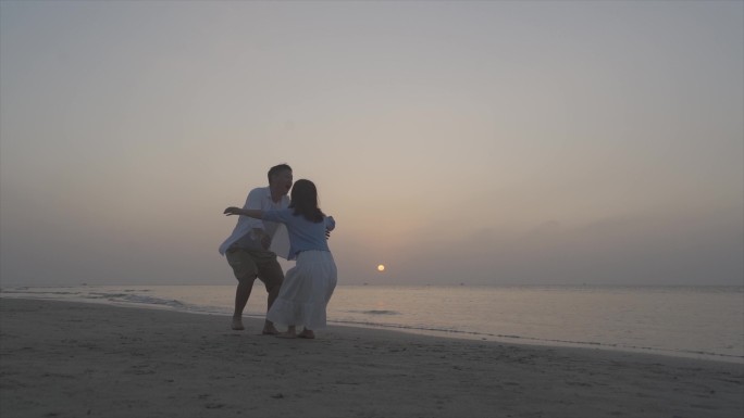 年轻情侣沙滩拥抱转圈浪漫爱情情人节谈恋爱