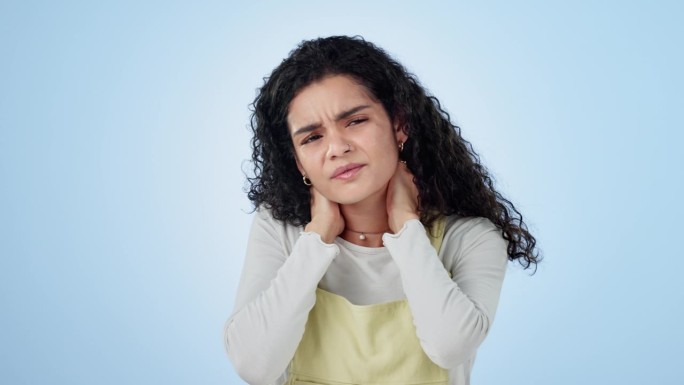 疼痛，颈部和受伤的女性在工作室与压力，关节炎的风险或疲劳关节在蓝色背景。生病模型按摩咽喉痛的急救，卫