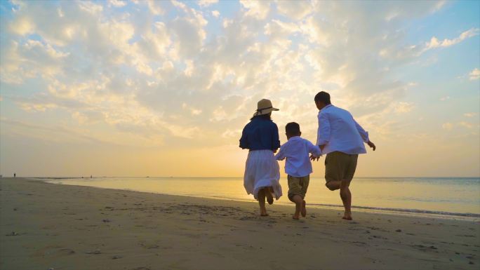 幸福三口之家海边奔跑嬉戏陪伴孩子欢乐童年