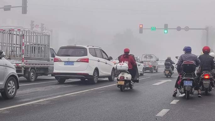 浓雾雾霾 大雾天行车 安全交通信号红绿灯