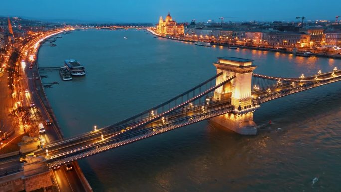 高角度慢动作无人机拍摄照亮sz<s:1> chenyi链桥在多瑙河上黄昏在布达佩斯，匈牙利