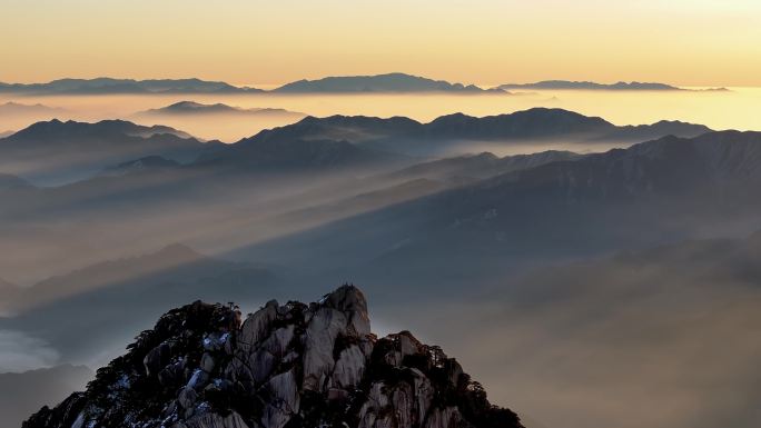 黄山天都峰日出早晨丁达尔千里江山图水墨画