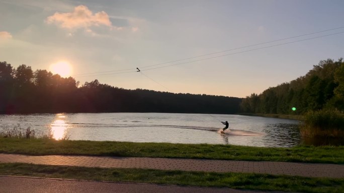 美丽的夕阳映在湖面上