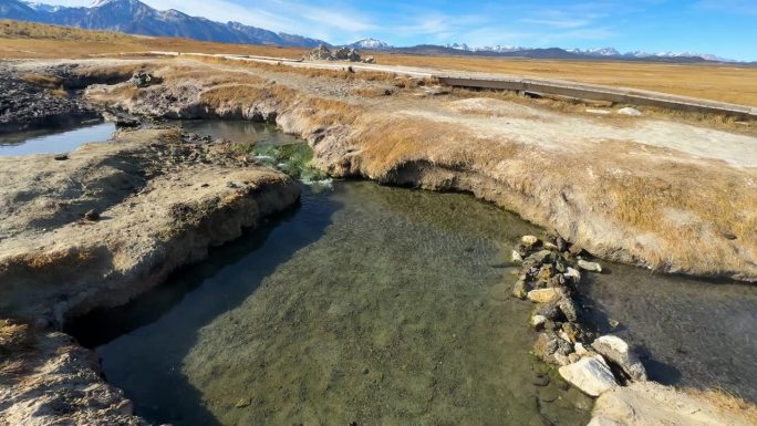 横跨猛犸湖温泉塞拉内华达山脉
