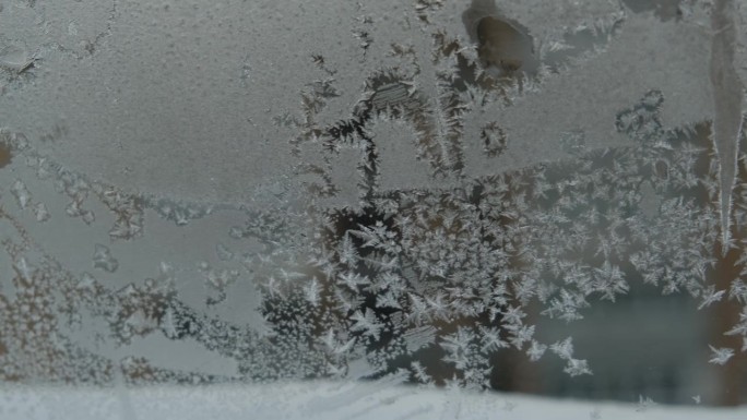 窗玻璃上结霜。冬天