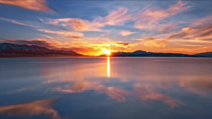 新疆赛里木湖唯美水面日落延时