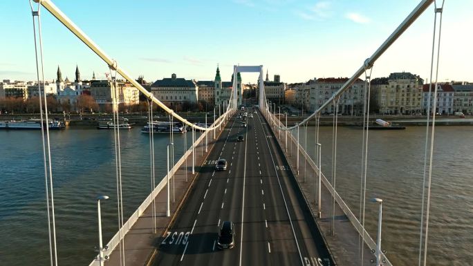 无人机拍摄的车辆在多瑙河上的伊丽莎白桥上行驶，拍摄于匈牙利布达佩斯的城市景观