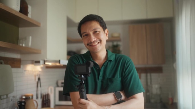 男人通过家庭视频日志创建引人入胜的烹饪内容。