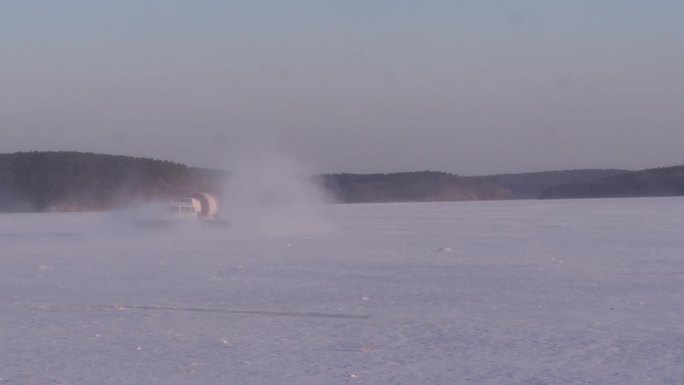 冰雪湖面的气垫船