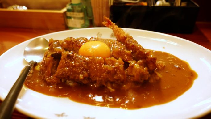 日本咖哩饭与猪肉，通肉和Ebi与蛋黄鸡蛋在大阪的传统食品