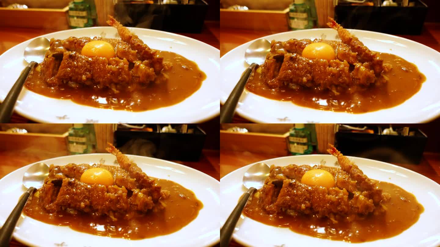 日本咖哩饭与猪肉，通肉和Ebi与蛋黄鸡蛋在大阪的传统食品