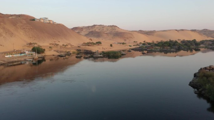 低空无人机拍摄的尼罗河和沙漠山在阿斯旺，埃及