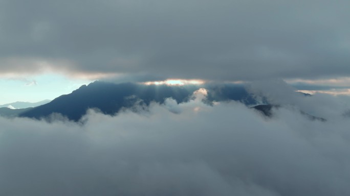 5K-云雾缭绕的山峰，山峰的丁达尔光