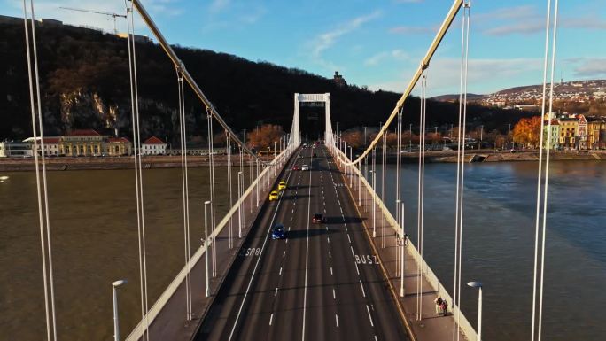 在晴朗的日子里，匈牙利多瑙河上伊丽莎白桥上行驶的车辆的无人机镜头