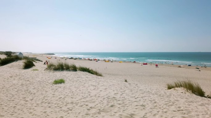 美丽的普拉达巴拉海滩与大西洋的背景，在加凡哈达纳扎尔纳，葡萄牙。