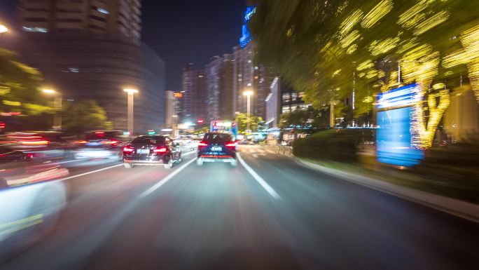 汽车行驶在城市街道晚上延时摄影