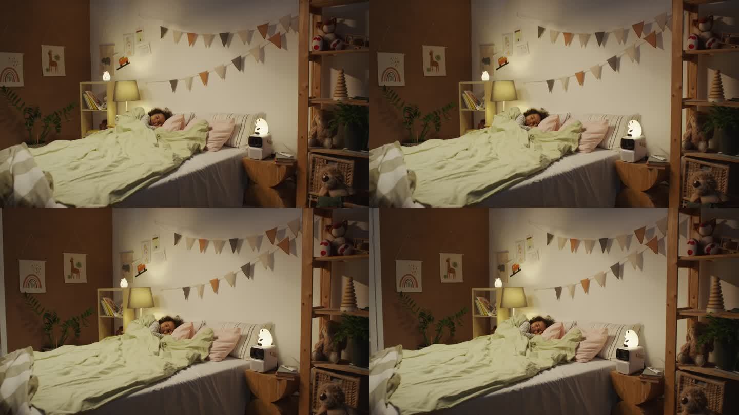 小孩睡在大双人床在舒适的装饰卧室