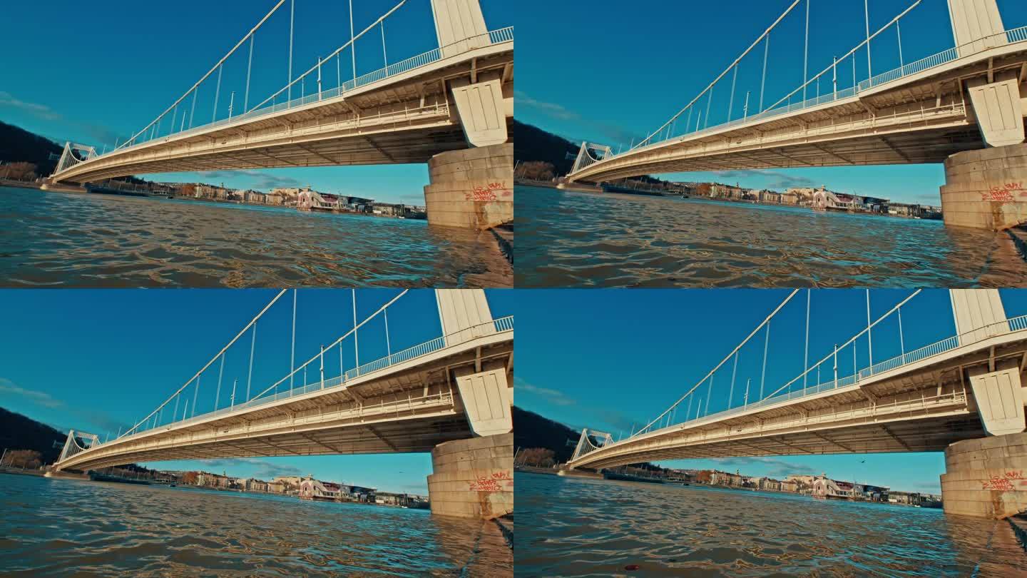 低角度拍摄多瑙河上的伊丽莎白桥，在匈牙利布达佩斯湛蓝的天空下