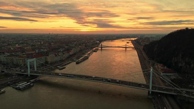 空中无人机拍摄的多瑙河上的伊丽莎白桥在黄昏时在多云的天空，匈牙利布达佩斯