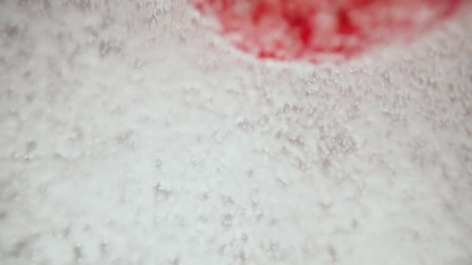 一个微缩视频显示一个草莓在苏打水中飞溅
