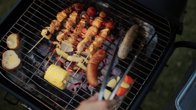 俯视图烧烤猪肉，鸡肉，海鲜和蔬菜。