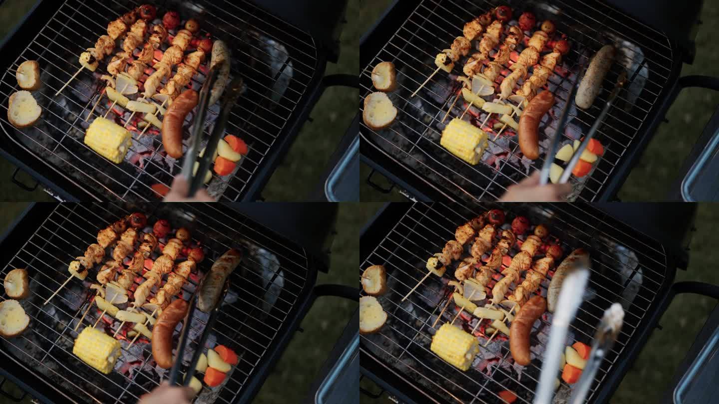 俯视图烧烤猪肉，鸡肉，海鲜和蔬菜。