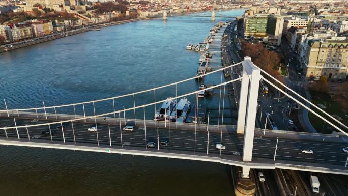 无人机拍摄的伊丽莎白桥在多瑙河上的城市景观在布达佩斯，匈牙利