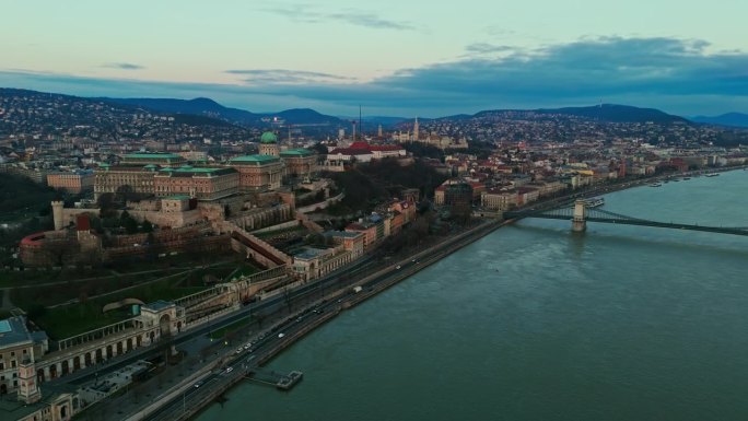 无人机拍摄的历史建筑在城市景观多瑙河与szacimchenyi链桥在布达佩斯，匈牙利