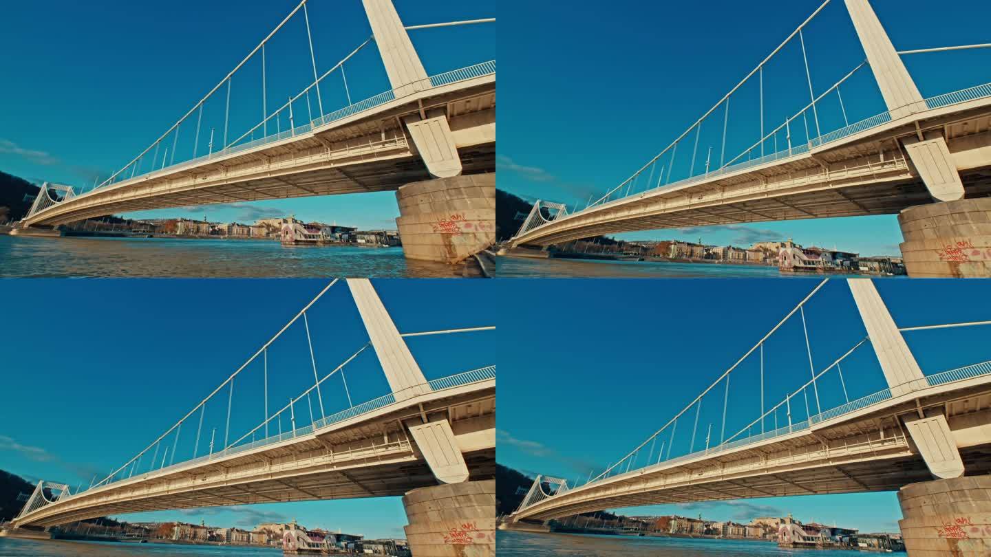 低角度手持拍摄多瑙河上的伊丽莎白大桥对清澈的蓝天在布达佩斯，匈牙利